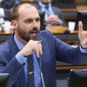 Eduardo Bolsonaro nega controlar recursos de filme “Dark Horse”