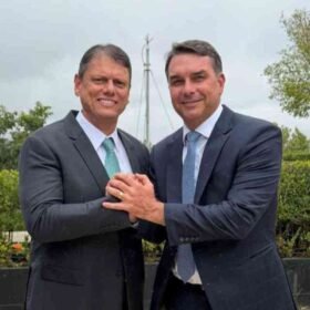 Tarcísio de Freitas defende Flávio Bolsonaro após áudios sobre filme